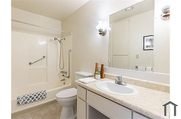 2400 Carlmont Dr photo 5