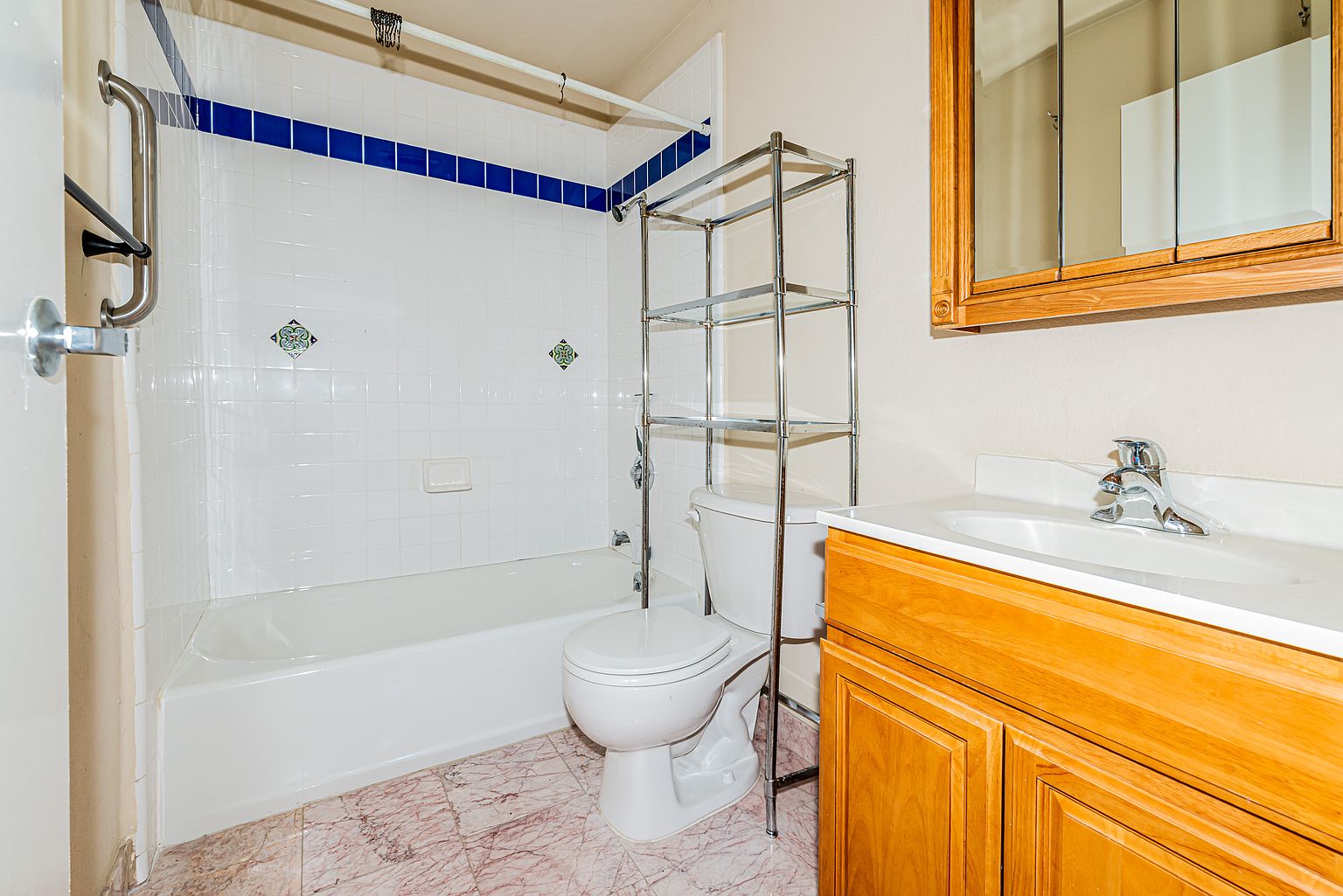158 Caldecott Ln photo 5