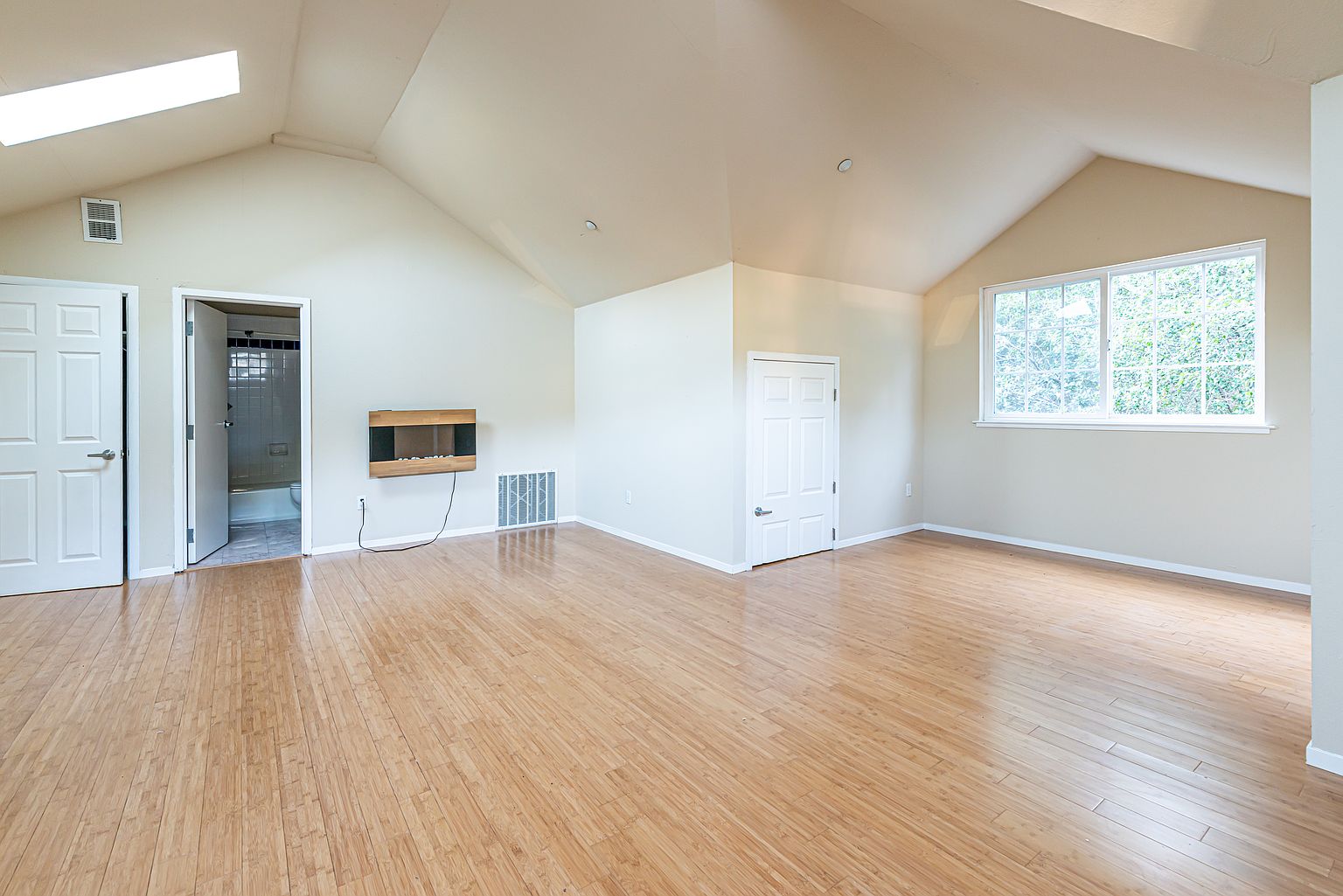 158 Caldecott Ln photo 3