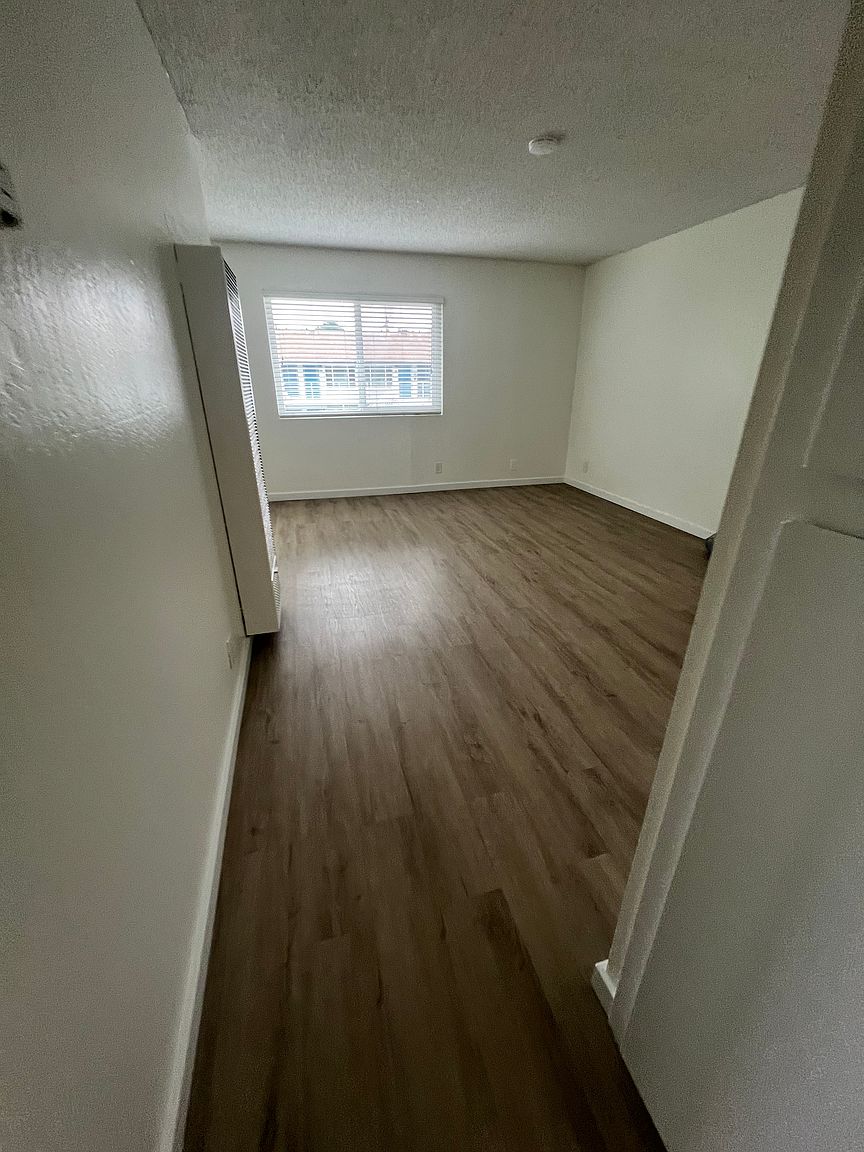 1387 Santa Clara St photo 3