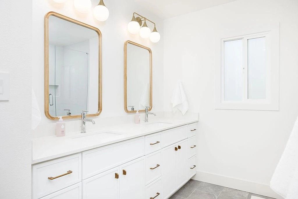 2442 E Claire Dr photo 4