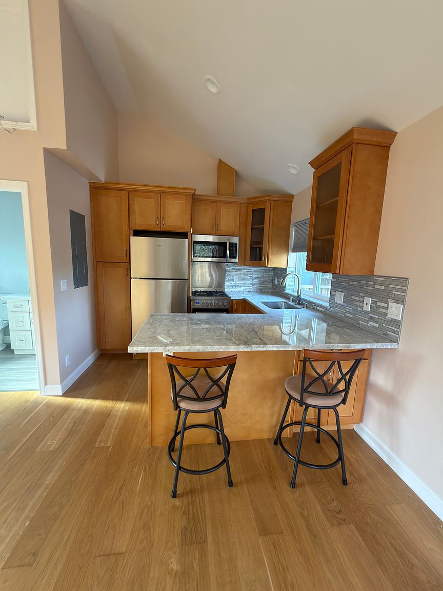 545 Mountain View Ave photo 3