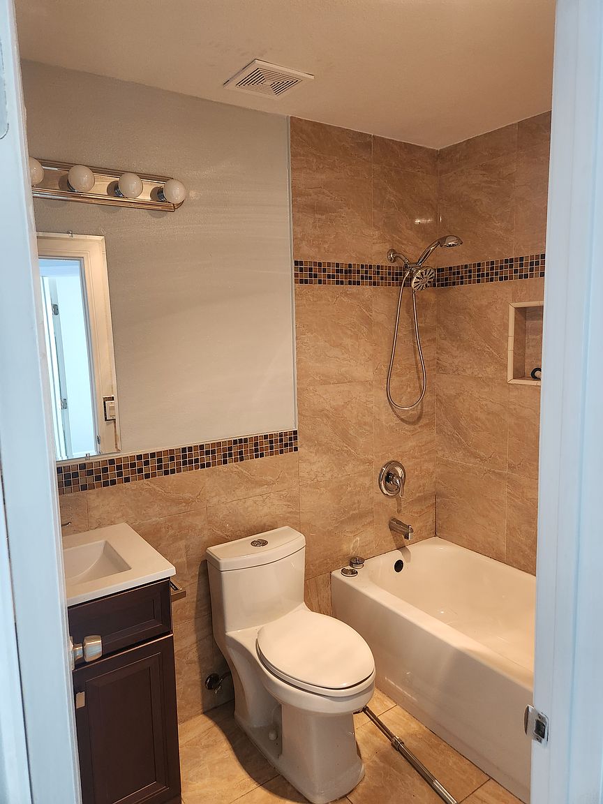 2626 Highland Ave photo 4