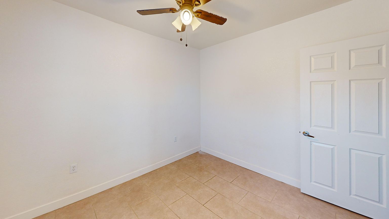 1408 E Orange St Room 2 photo 2