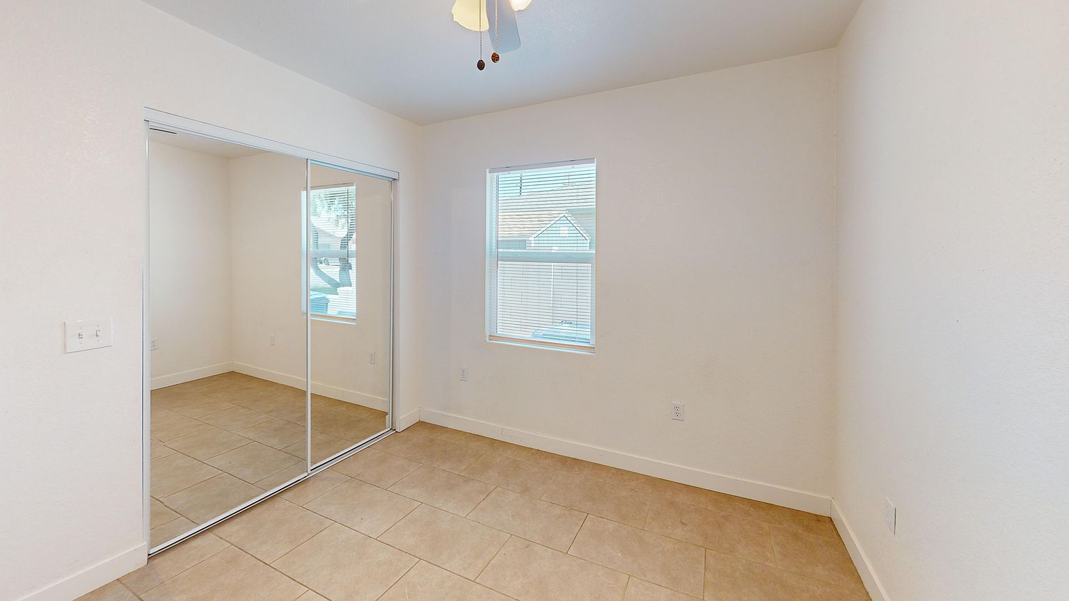 1408 E Orange St Room 2 photo 3