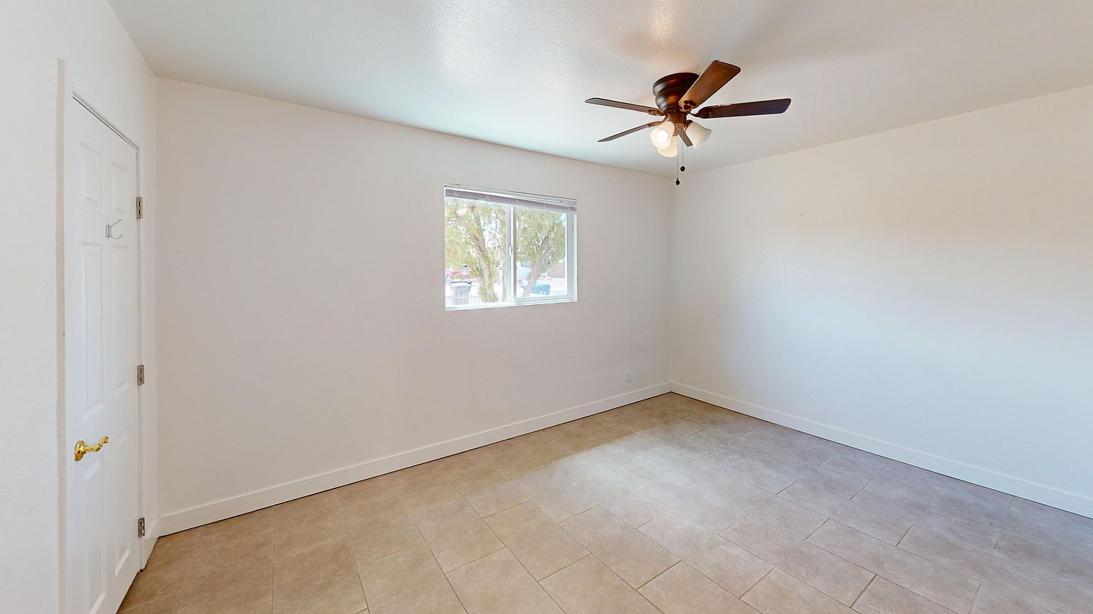 1408 E Orange St Room 2 photo 5