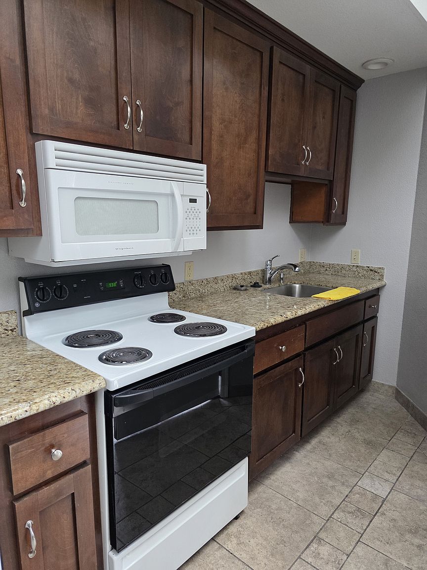 616 W Sunset Blvd photo 3