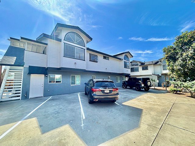 564 Florence St photo 3
