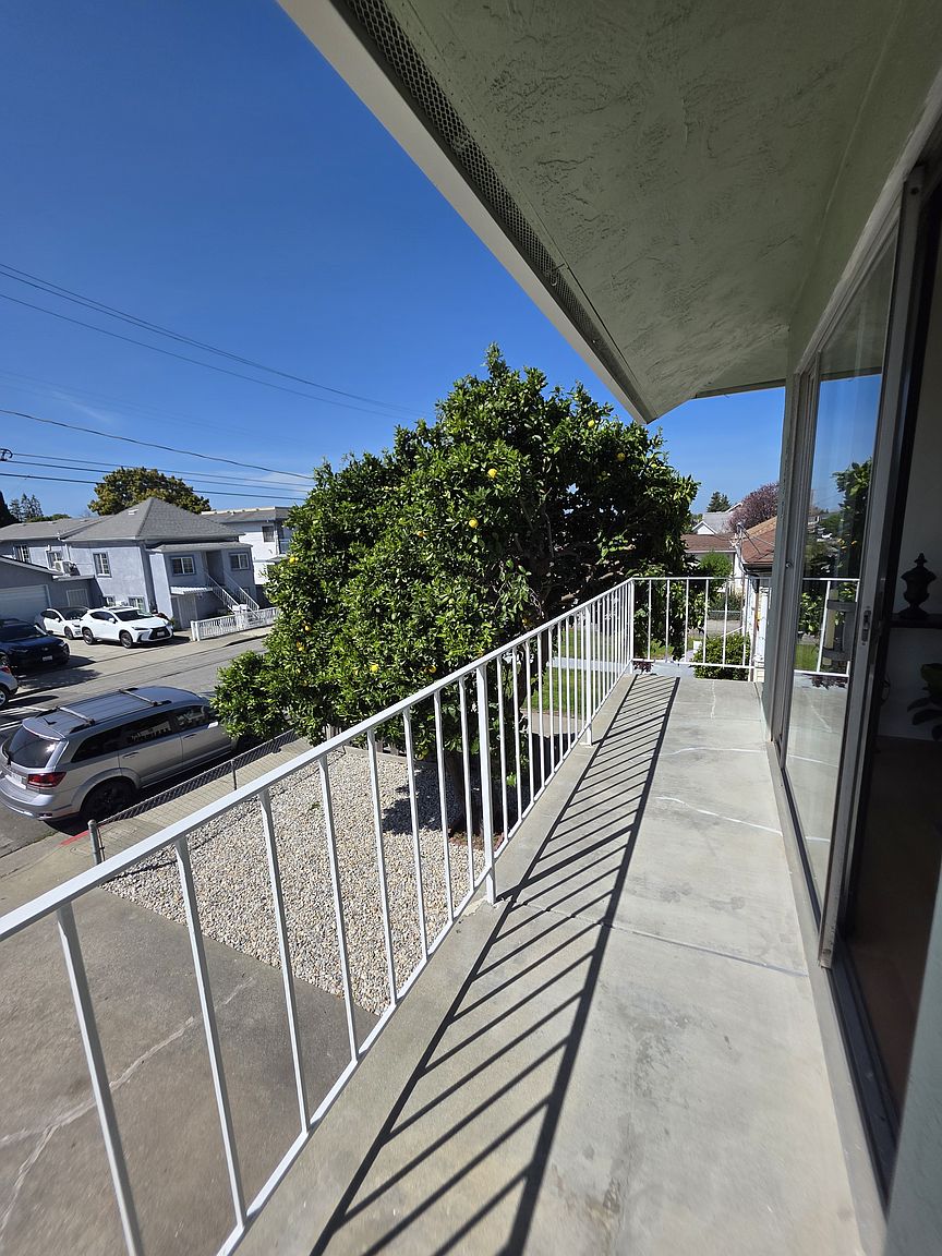 1552 Orchard Ave photo 2