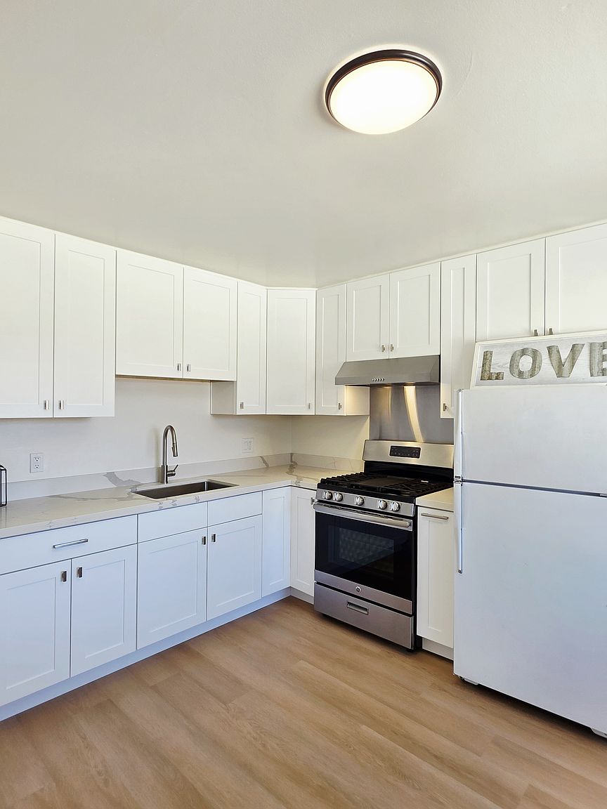 1552 Orchard Ave photo 4