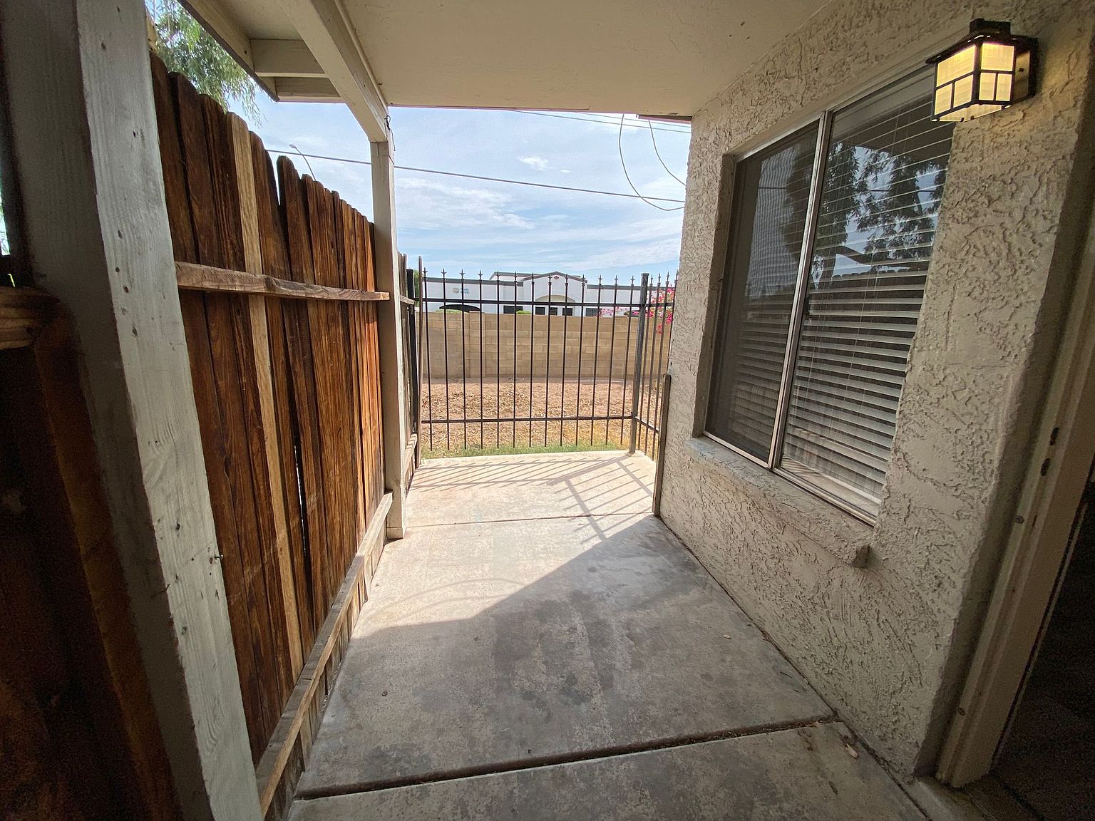 2 beds  1.5 baths (1100 sqft) photo 4
