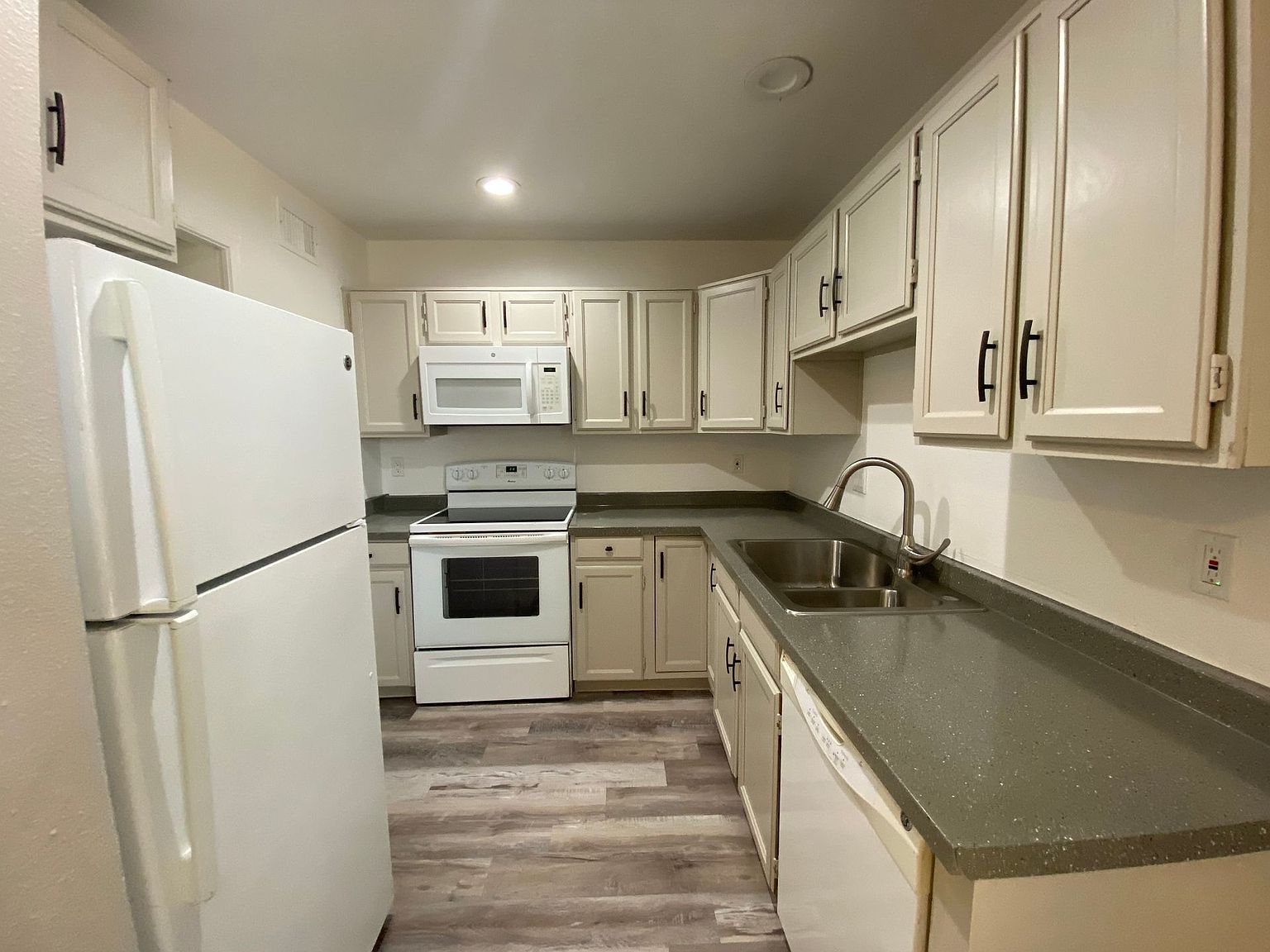 2 beds  1.5 baths (1100 sqft) photo 2