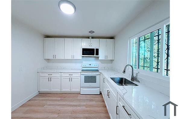 2BR/1BA Apartment on Bancroft Avenue · Oakland photo 2