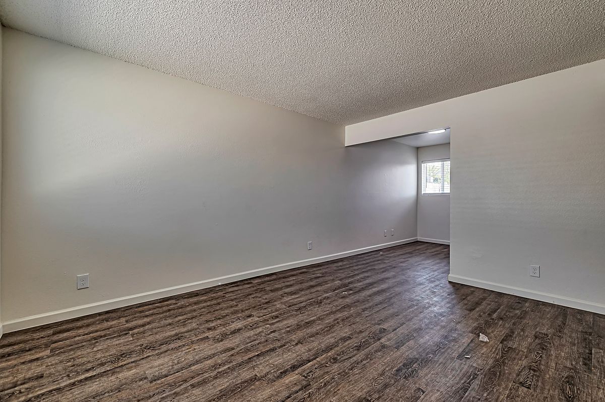 5947 W Rose Ln photo 5