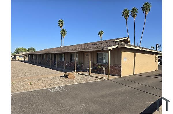 960 E University Dr photo 2
