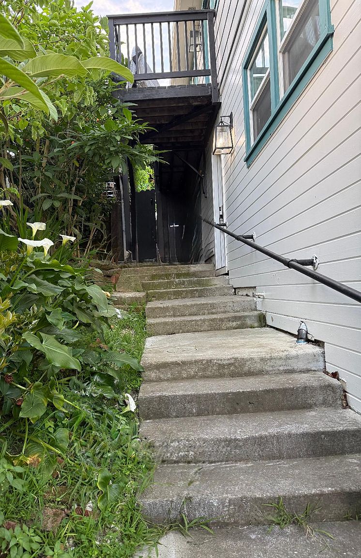 735 Alhambra St