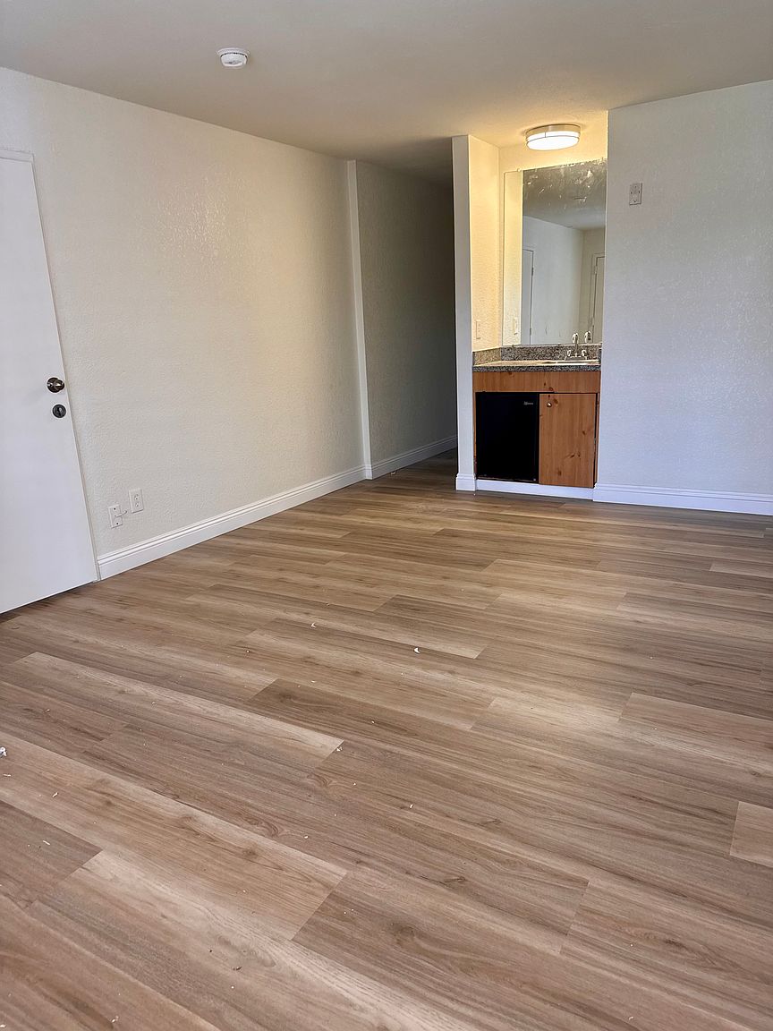 815 W San Ysidro Blvd photo 5