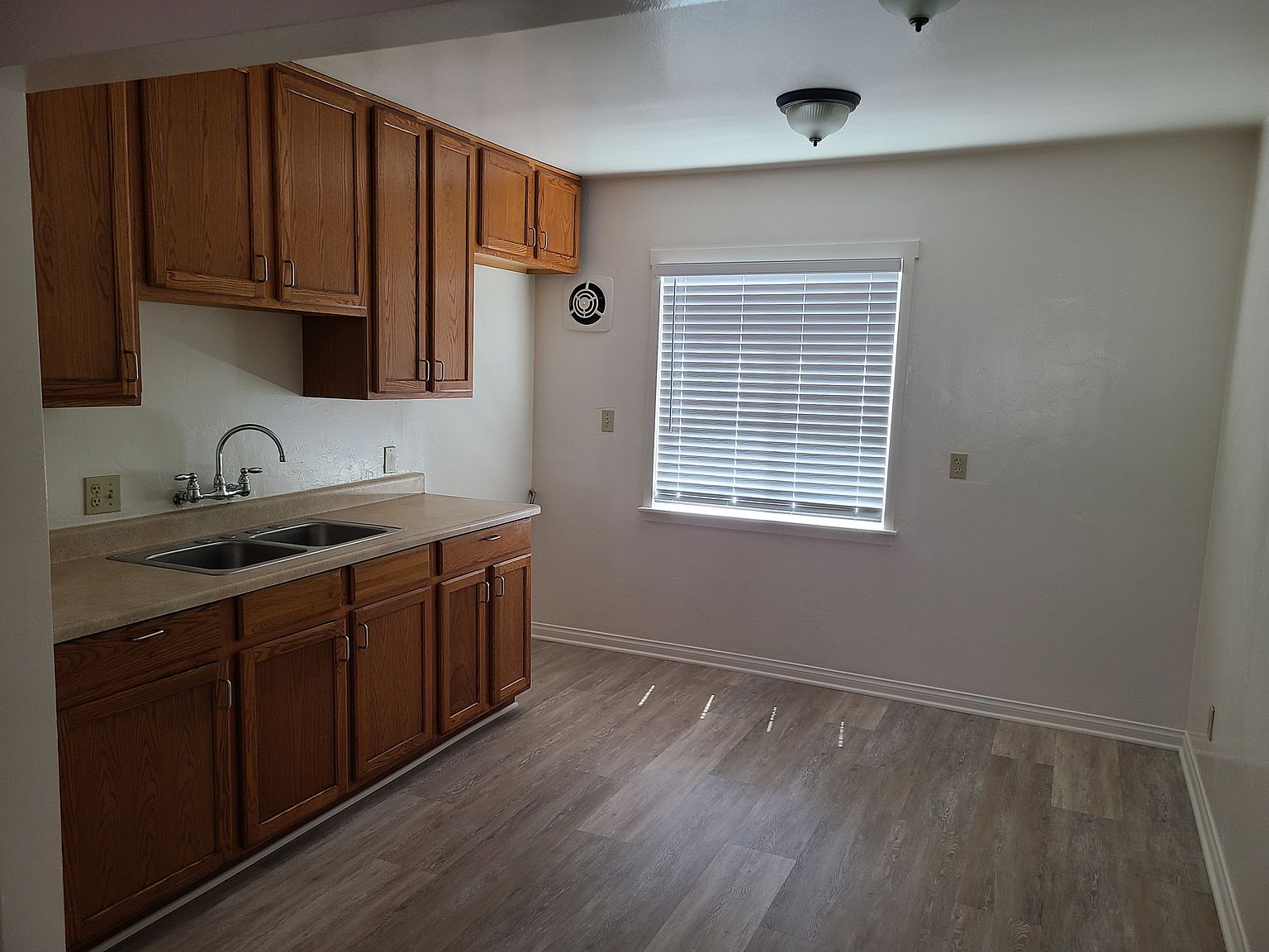 516 Madison Ave photo 4