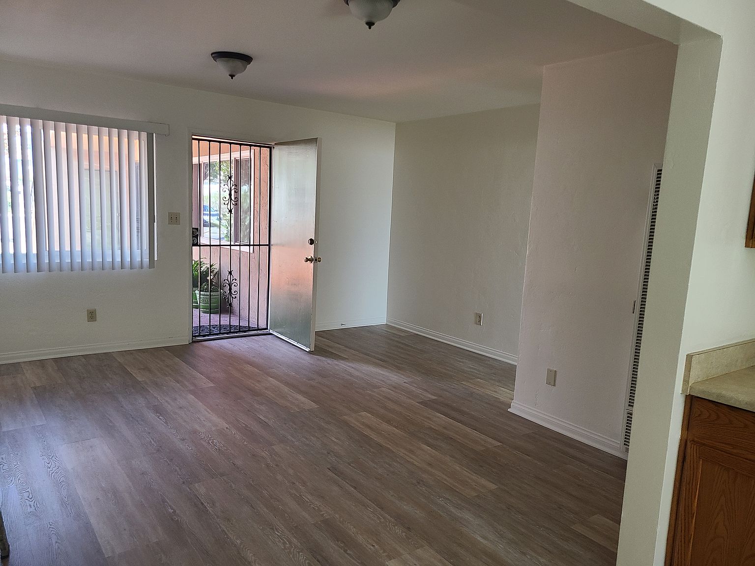 516 Madison Ave photo 3