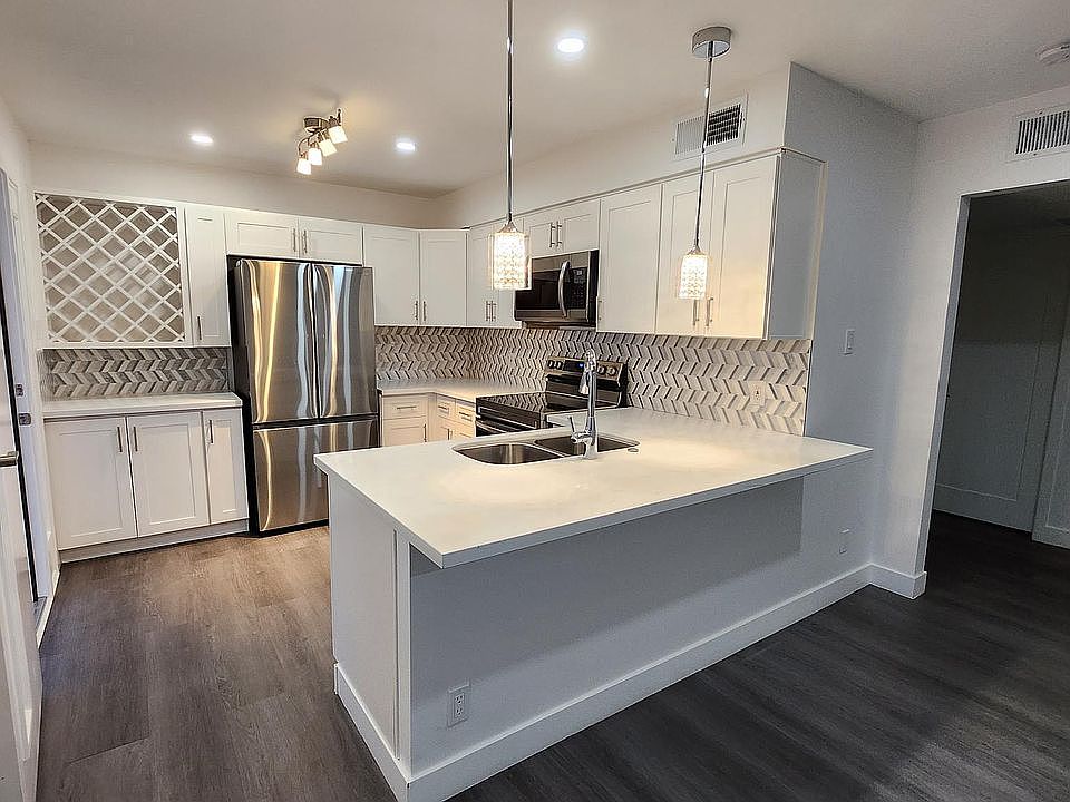 1302 W Becker Ln photo 2