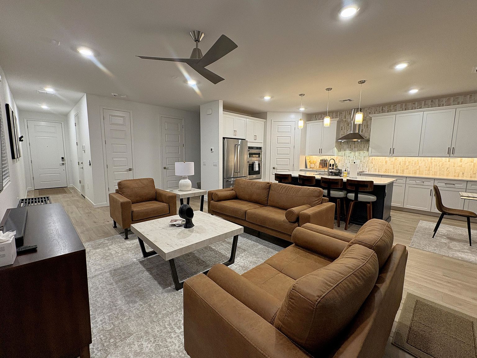 1172 E Kachina Trl photo 2