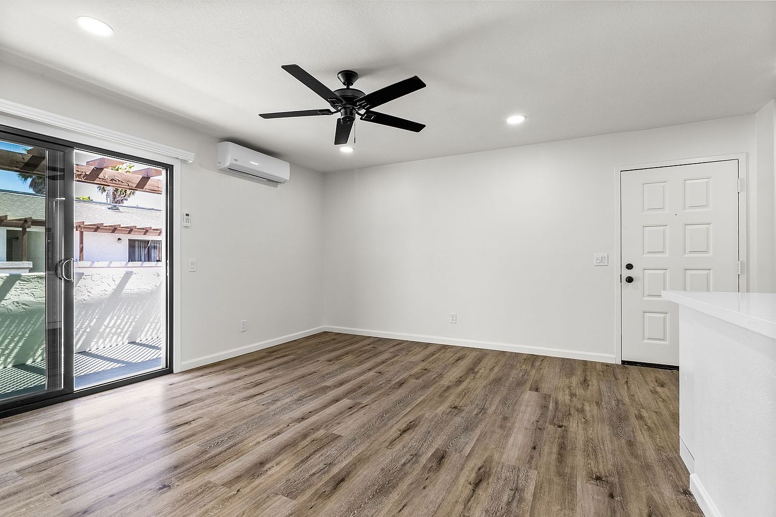 3 beds  2.0 baths (1050 sqft) photo 4