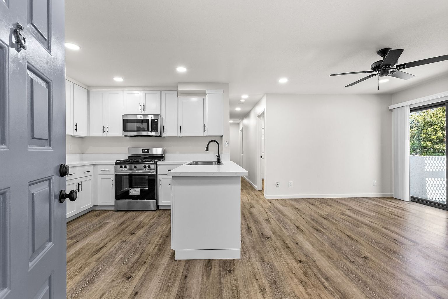 3 beds  2.0 baths (1050 sqft) photo 3