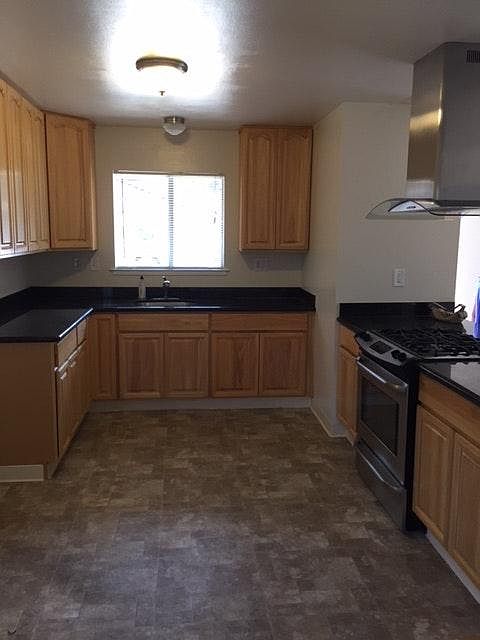 2499 Capitola Ave photo 4