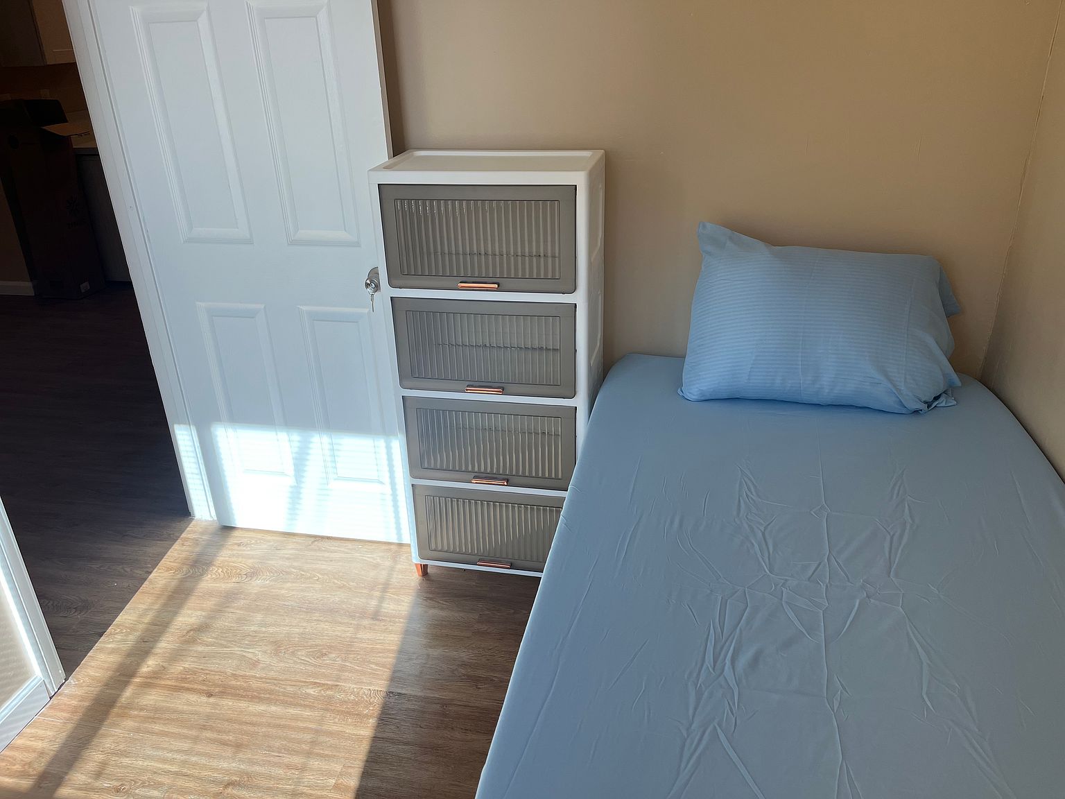 923 Sacramento Ave Room 5 photo 4