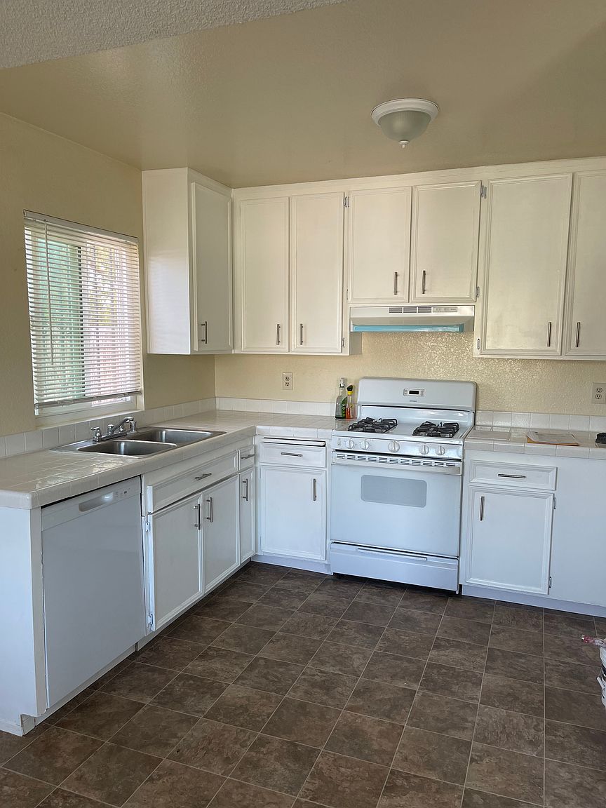 4787 A St photo 3
