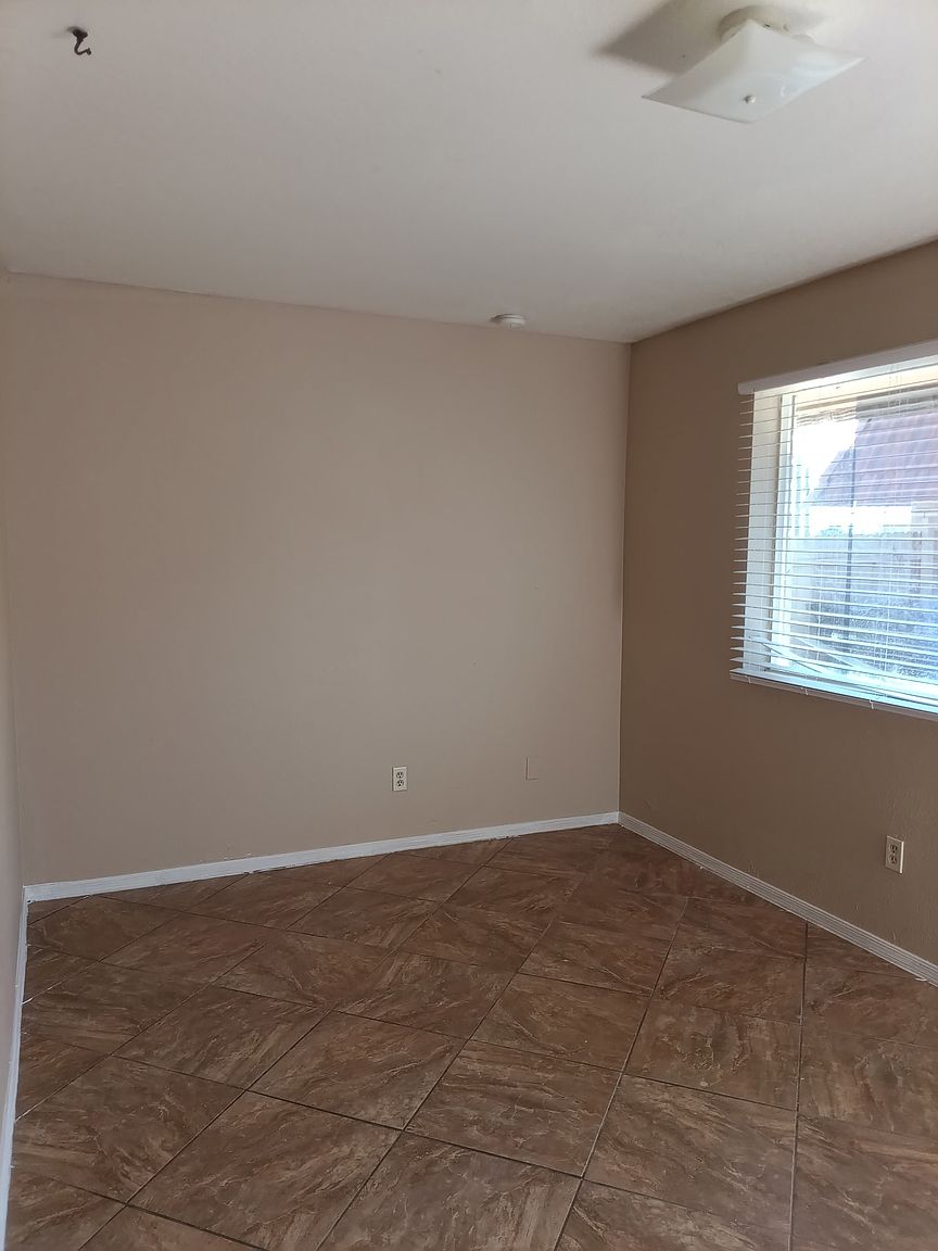 1646 W Shangri La Rd photo 2