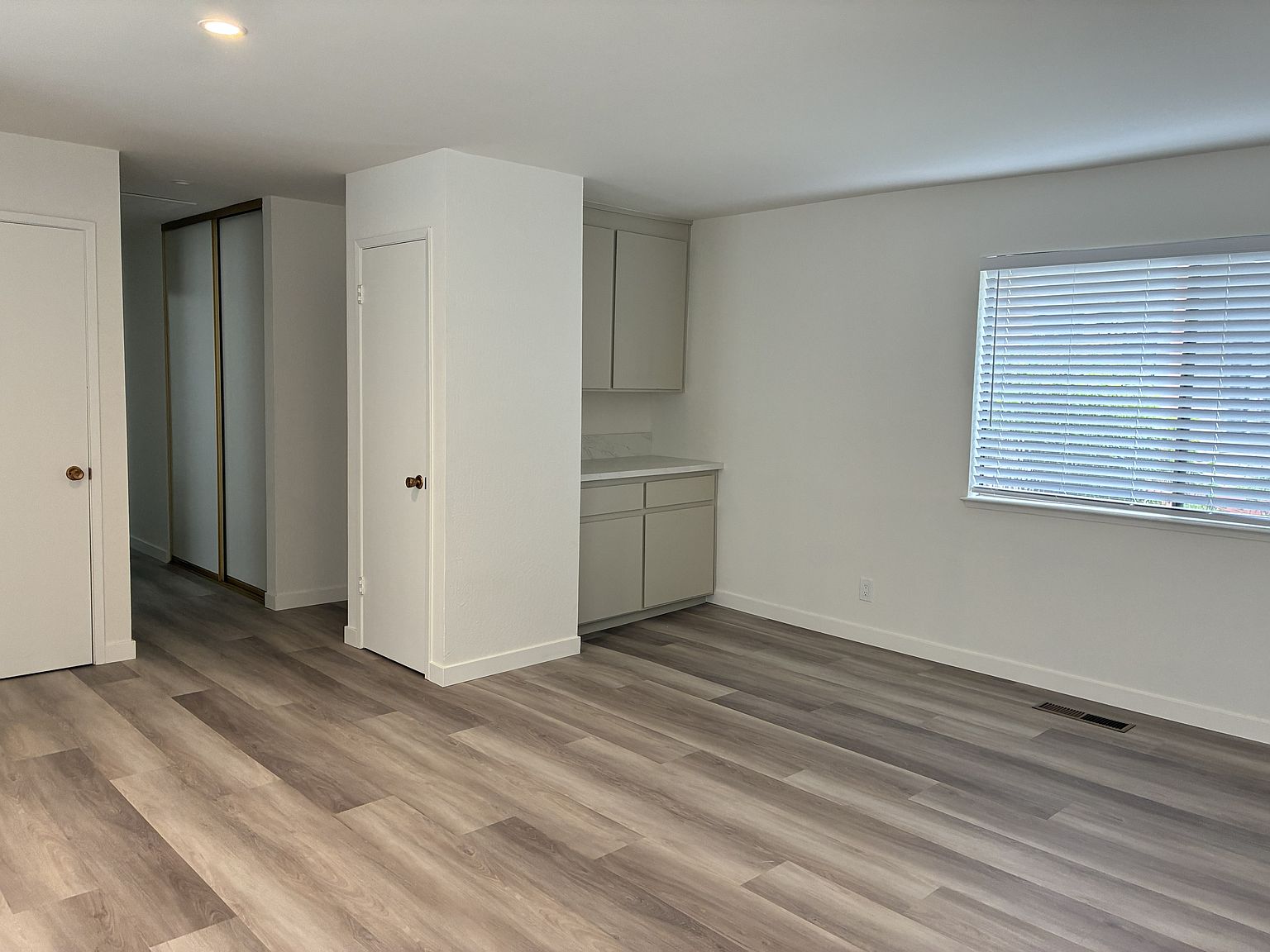 2431 Anna Dr photo 3