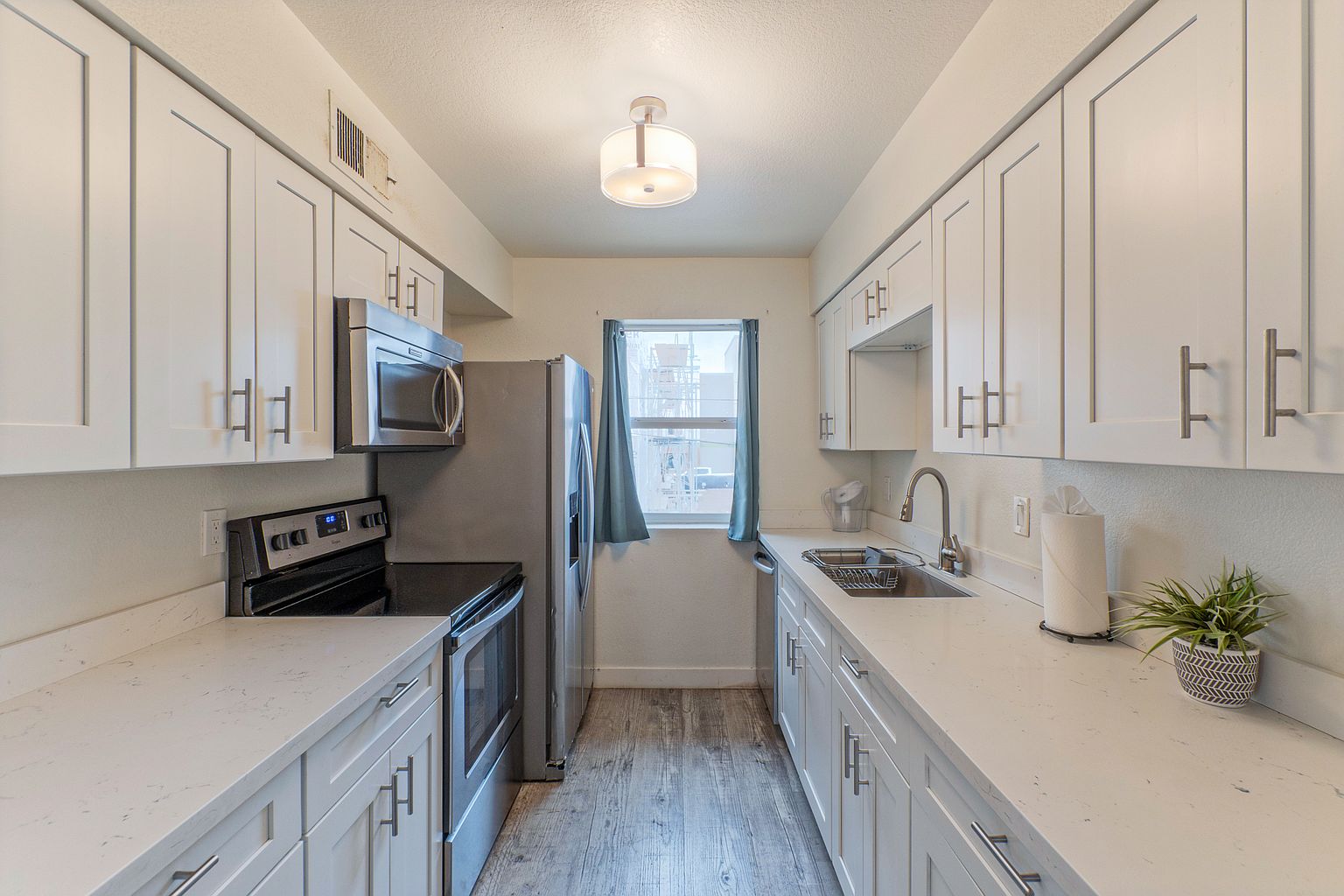 2087 E Lemon St photo 3