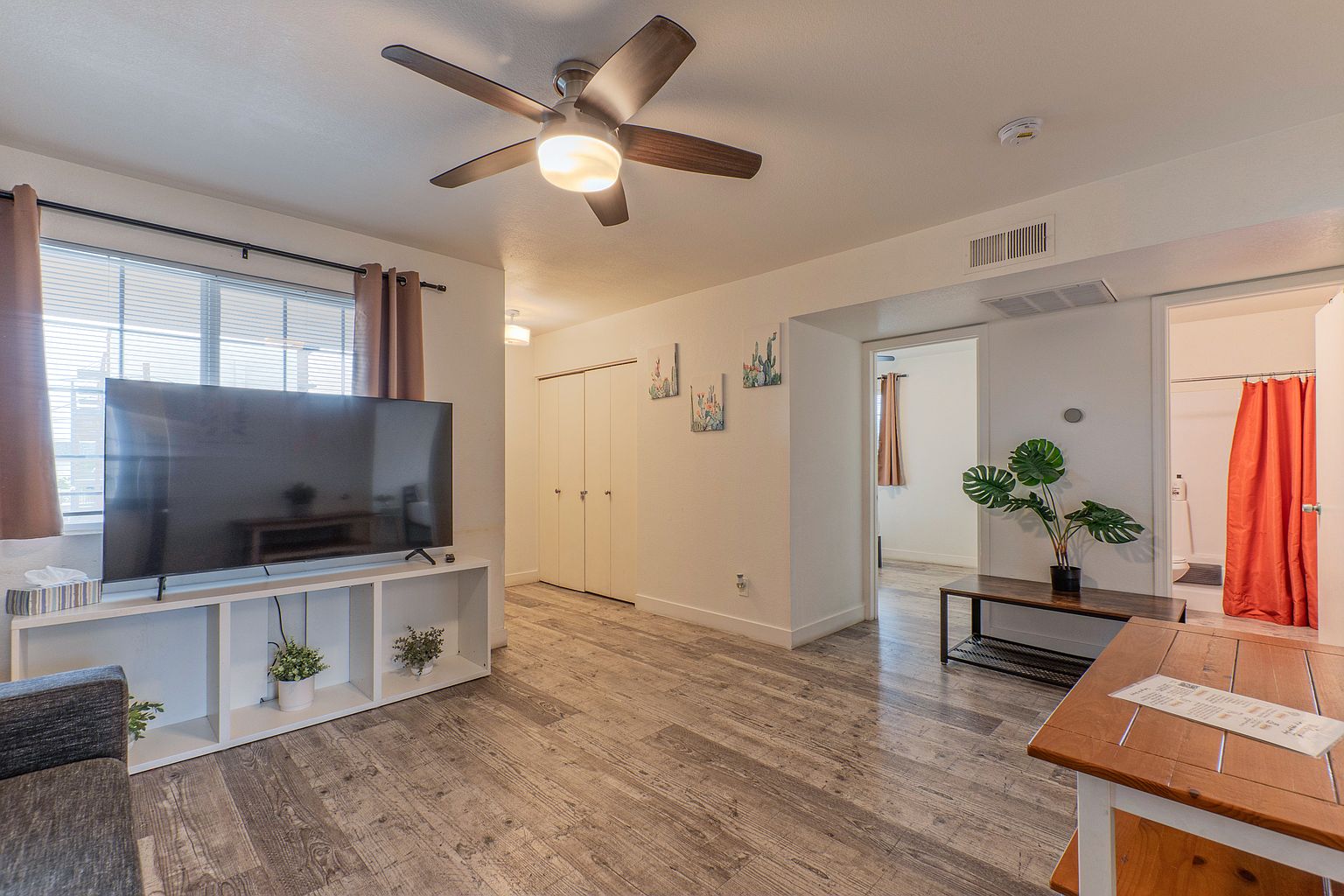 2087 E Lemon St photo 2