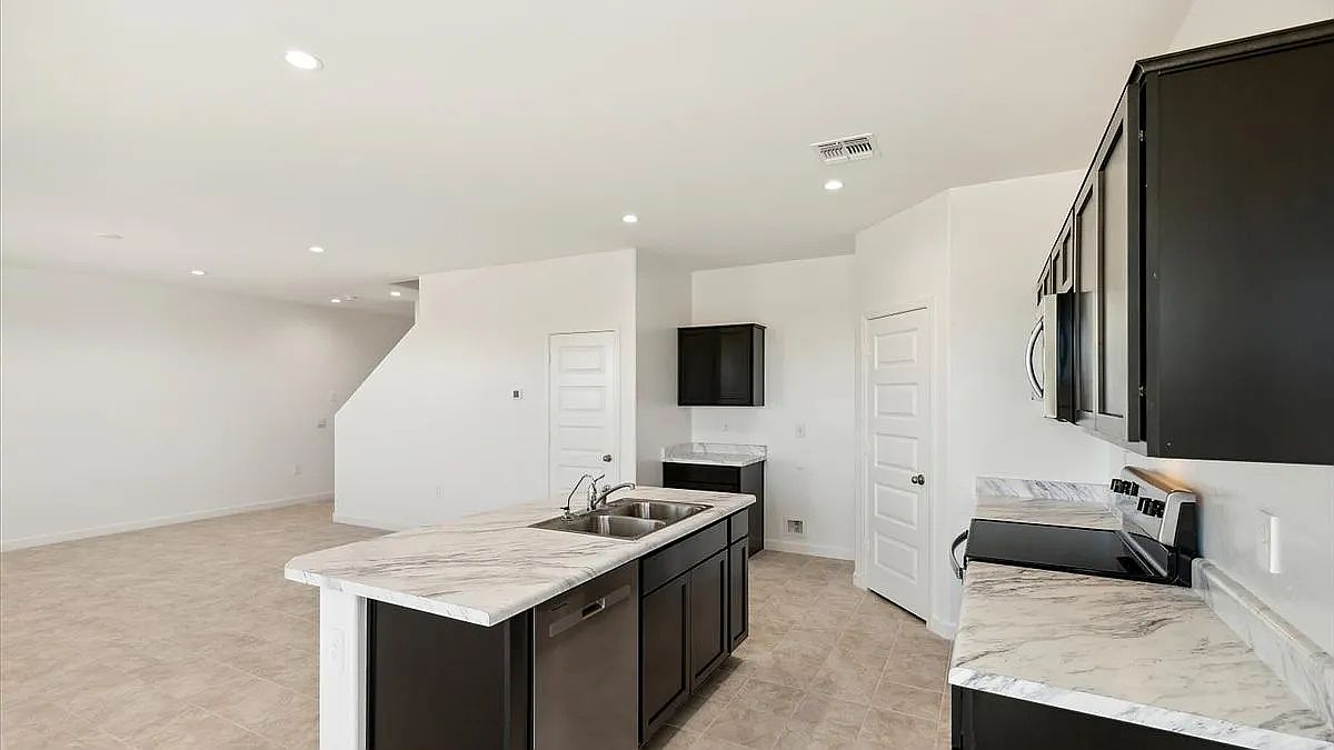 2761 W Sheppard Ave photo 2