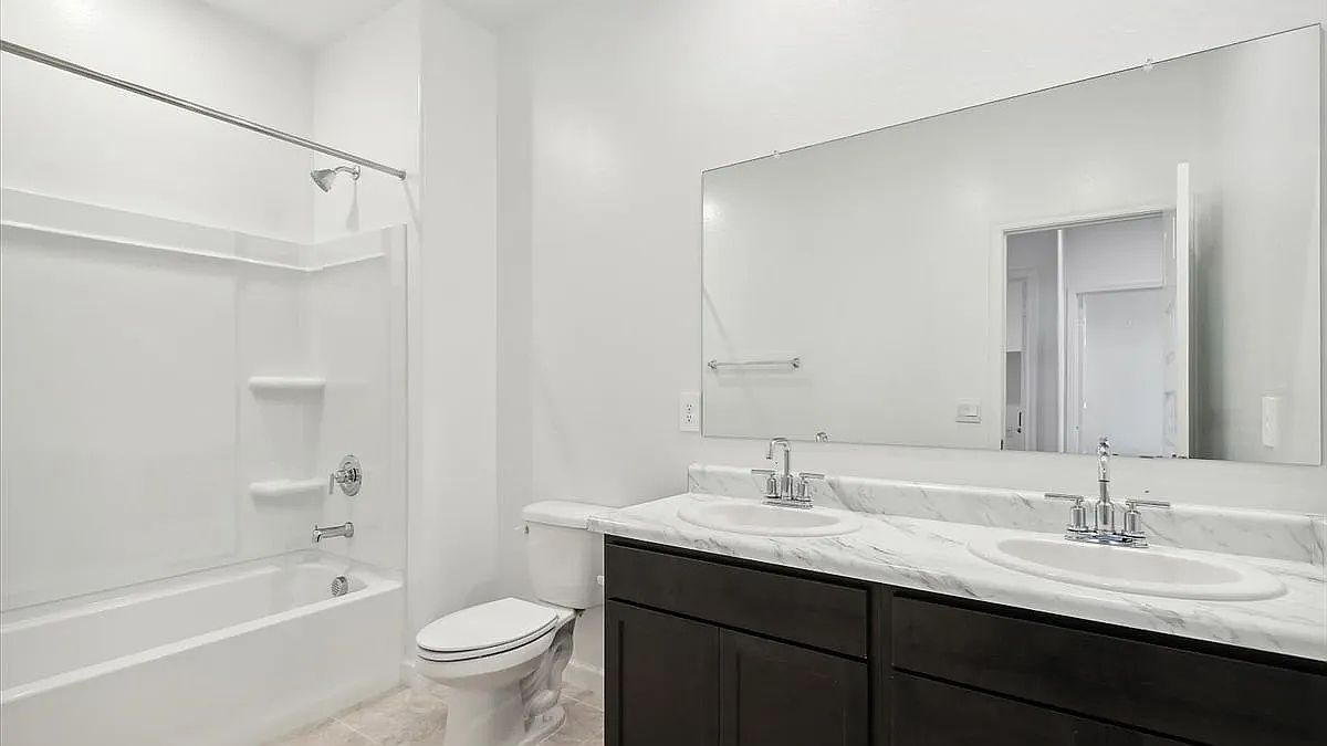 2761 W Sheppard Ave photo 3
