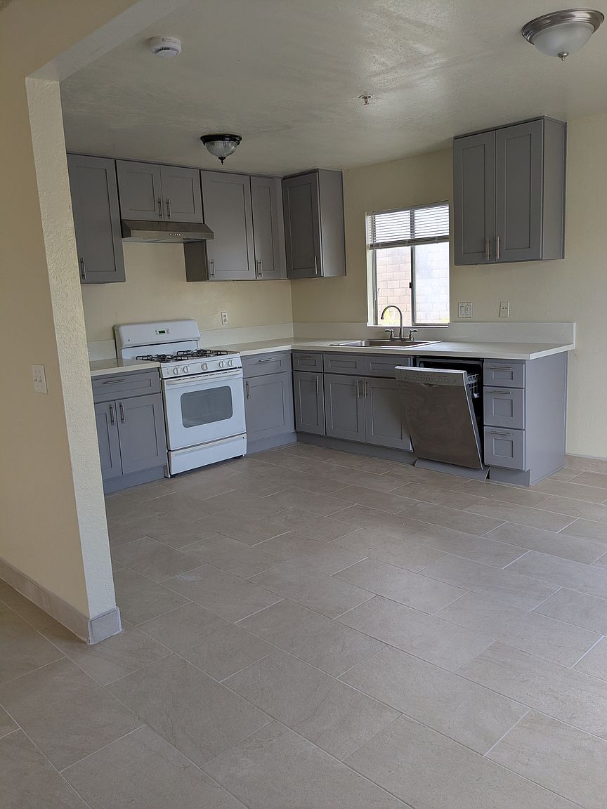 822 N Santa Fe Ave photo 3