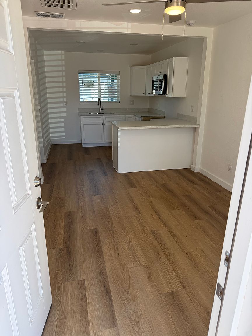 1106 E Meadowbrook Ave photo 3