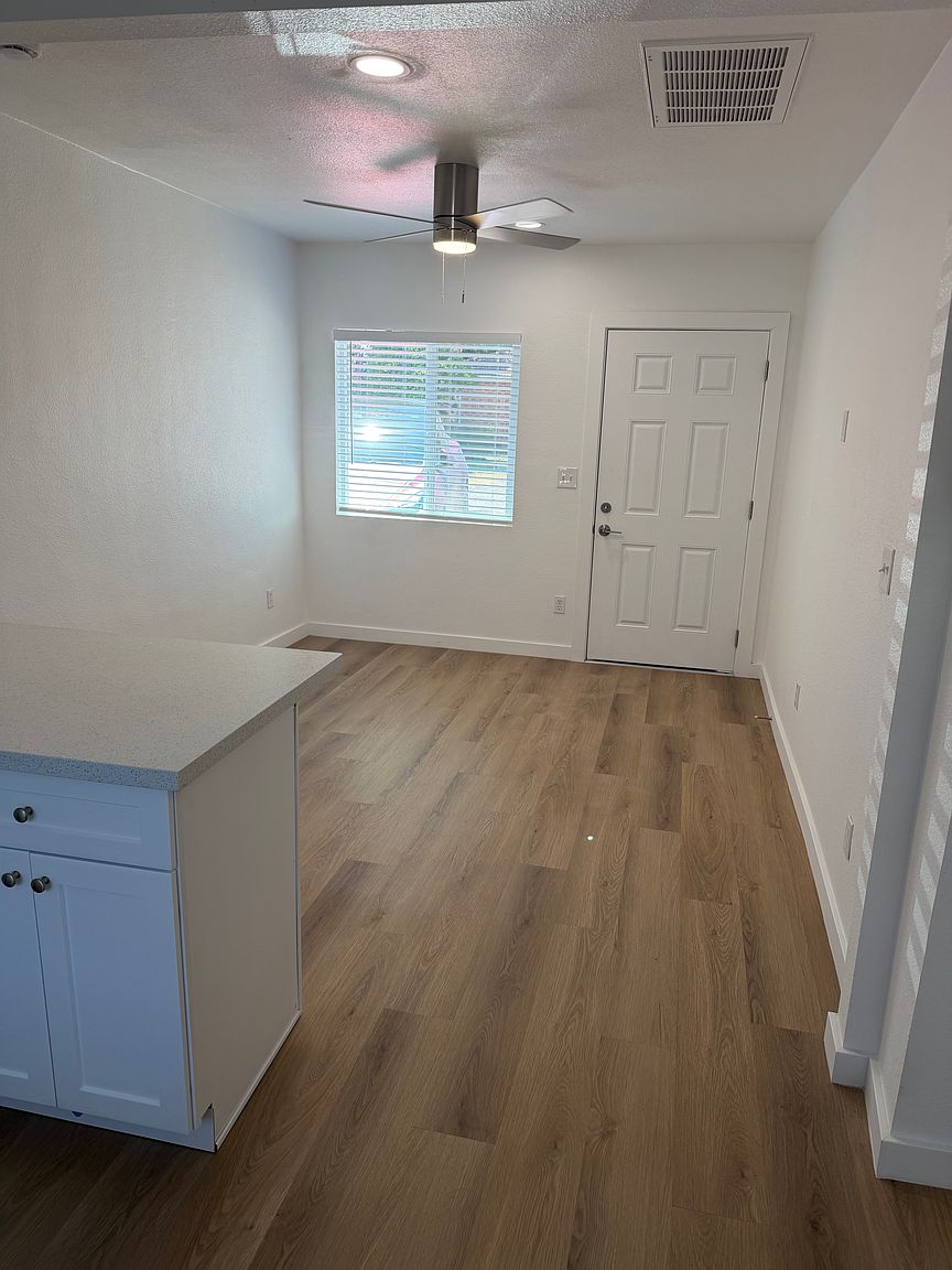 1106 E Meadowbrook Ave photo 5