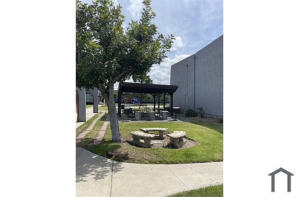 551 Oxford St photo 4