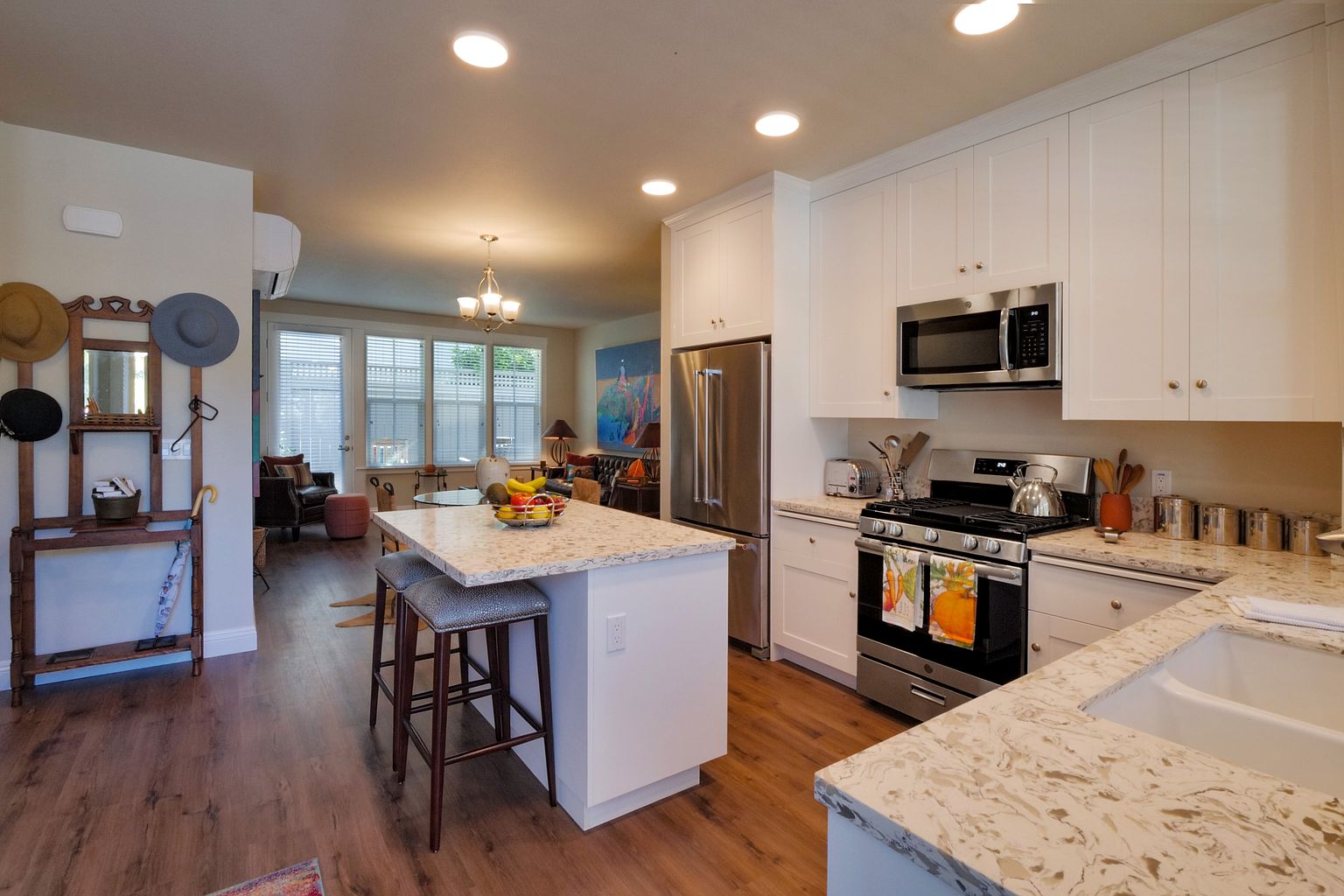 705 South Cloverdale Boulevard photo 3