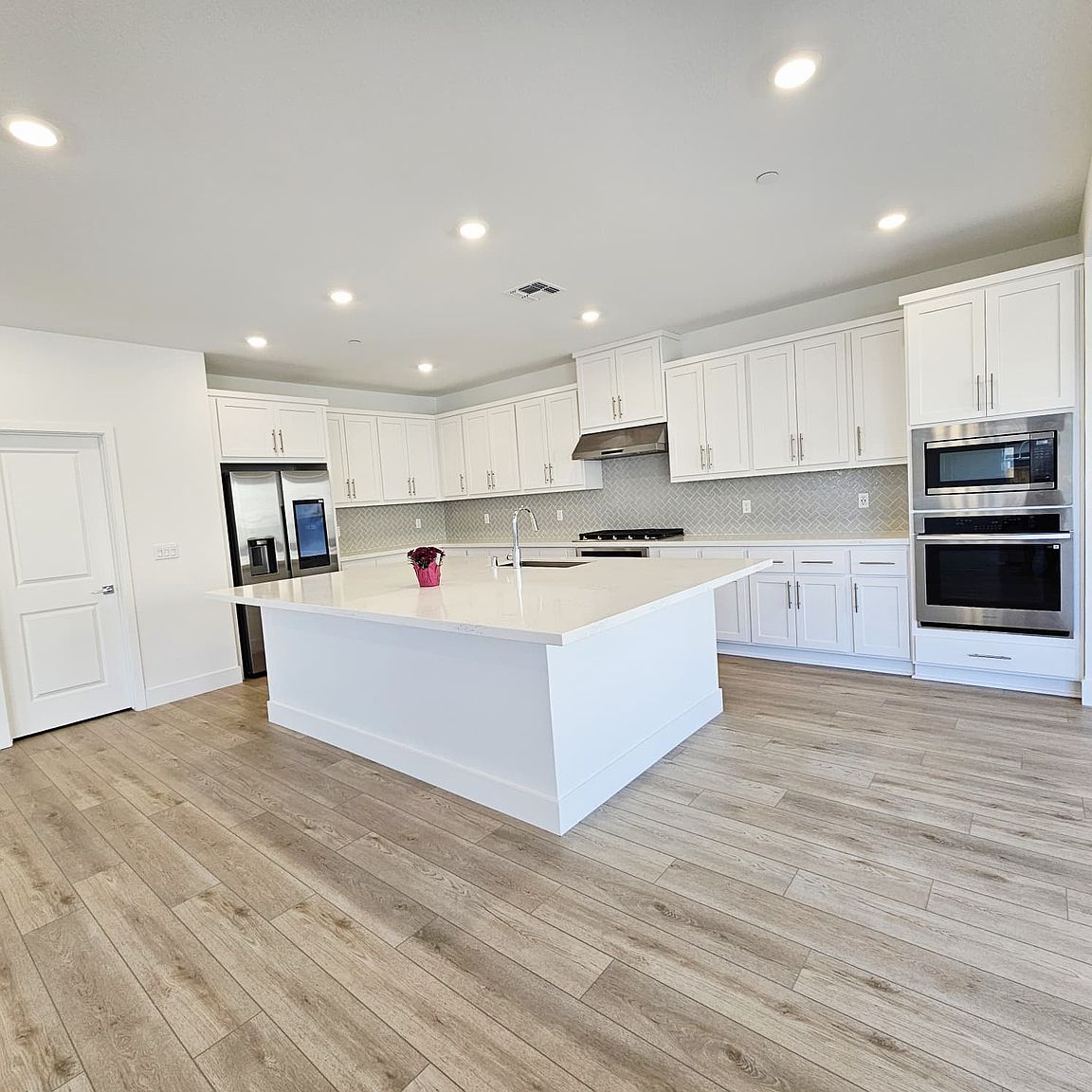 8205 Lamplight Dr photo 3