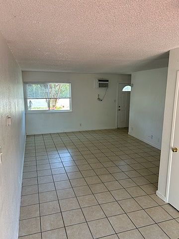 105 Freeway Dr photo 3