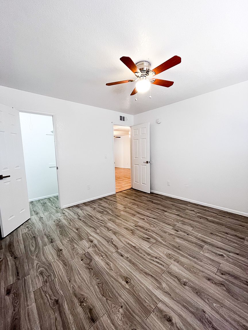 653 E Brown Rd photo 3