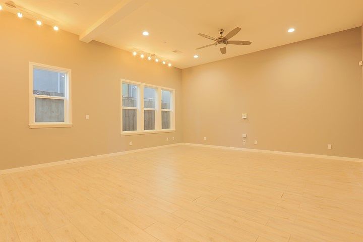 3215 Telegraph Ave photo 2