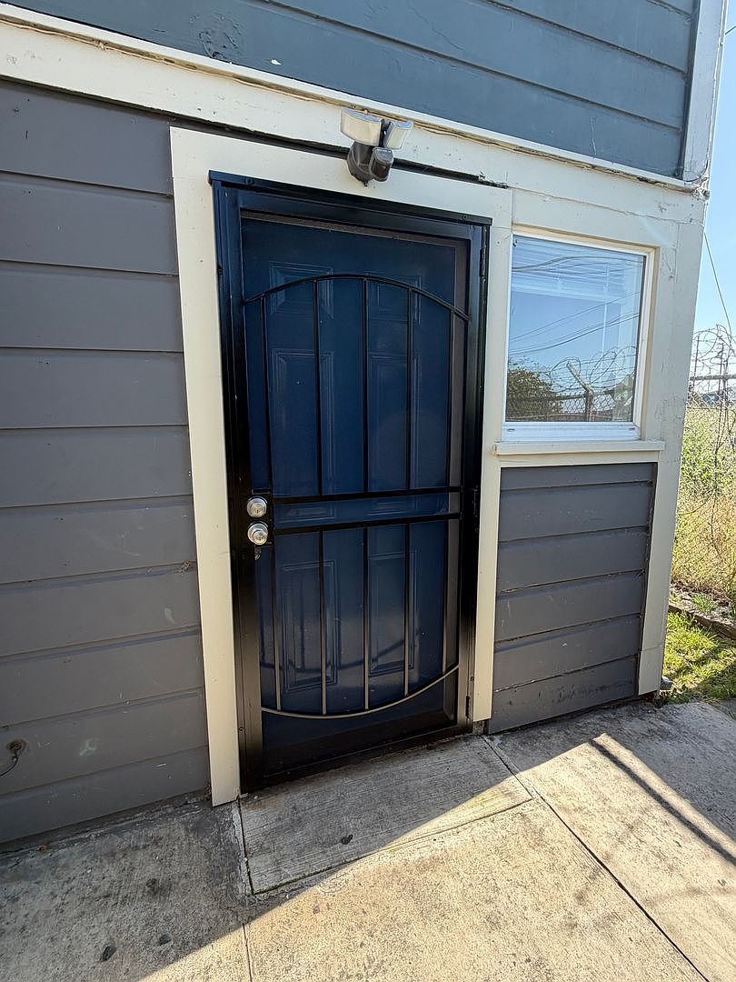 881 30th Street, Oakland, CA 94608 photo 4