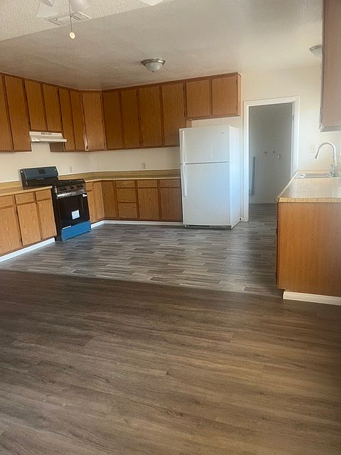 565 61st St photo 5