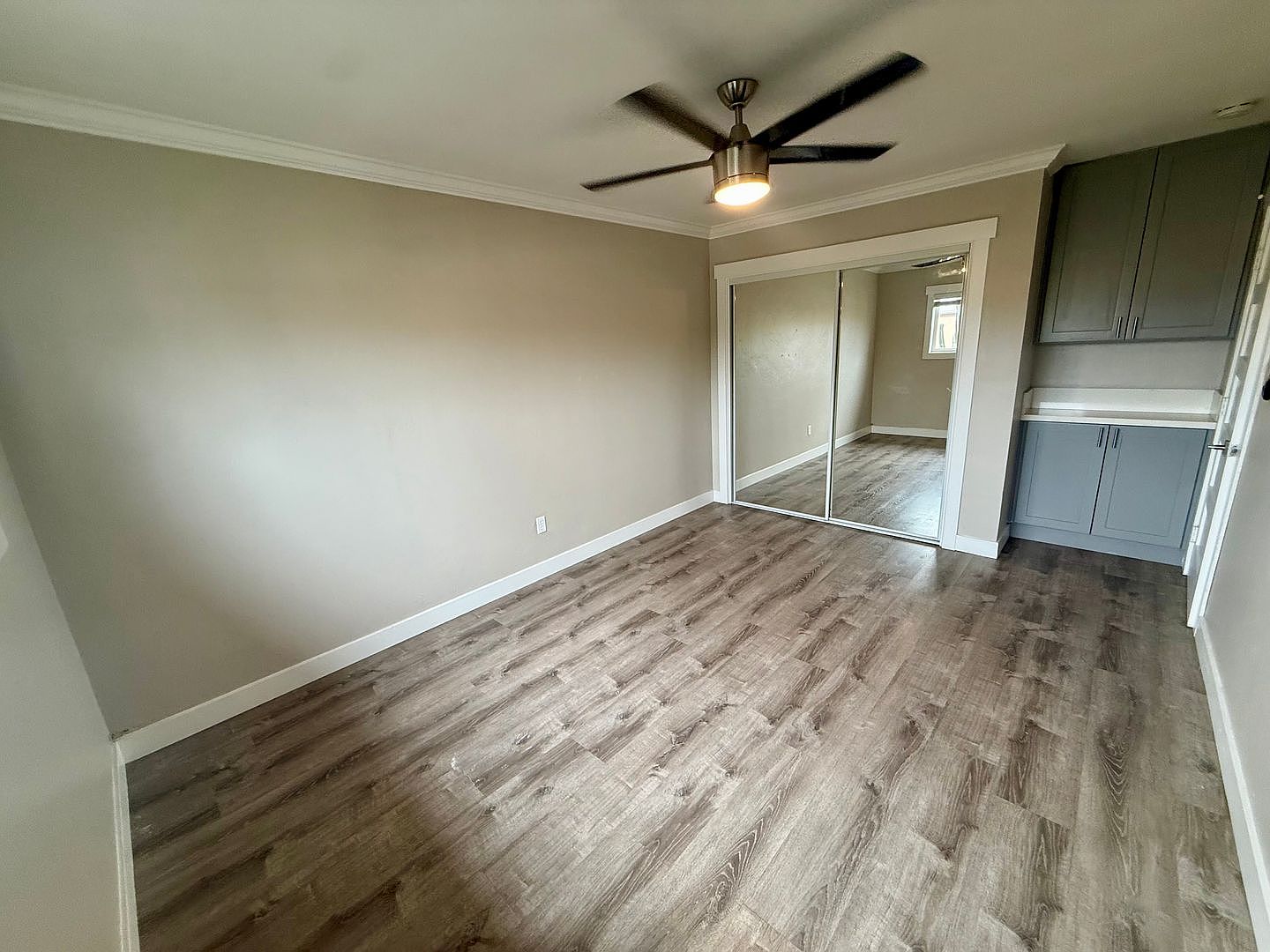 426 Emerald Ave photo 2