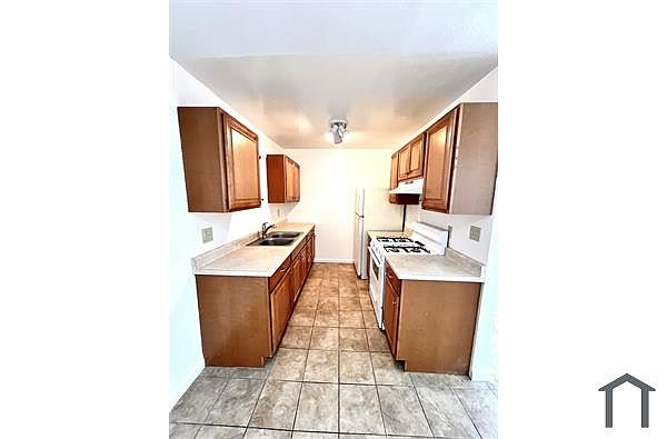 2240 Dunlop St photo 2