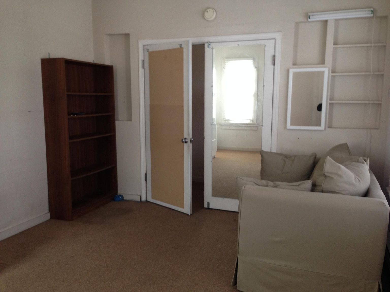 419 S 6th St Room 5 photo 2